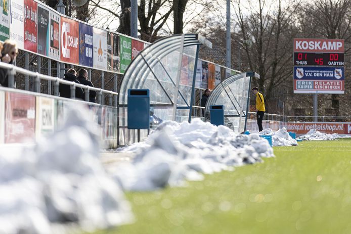 Veel wedstrijden in het amateurvoetbal gingen zaterdag niet door vanwege sneeuwval. Het veld van Den Ham kon wel speelklaar worden gemaakt. Den Ham won met 4-1 van PH.