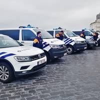 Spookrijdende chauffeur crasht wagen met acht inzittenden in Middelkerke, mogelijks groep transmigranten