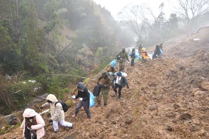 Lokale bewoners van Wajima die geïsoleerd waren geraakt door de aardbeving ,worden geëvacueerd.