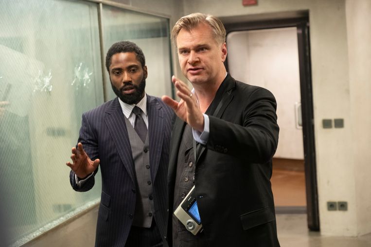Christopher Nolan (rechts) en John David Washington op de set van Tenet.  Beeld Warner Bros