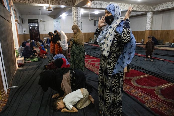 Gevluchte Afghaanse vrouwen en kinderen uit Kunduz in het noordoosten in gebed in een moskee in de hoofdstad Kaboel die hen onderdak biedt.