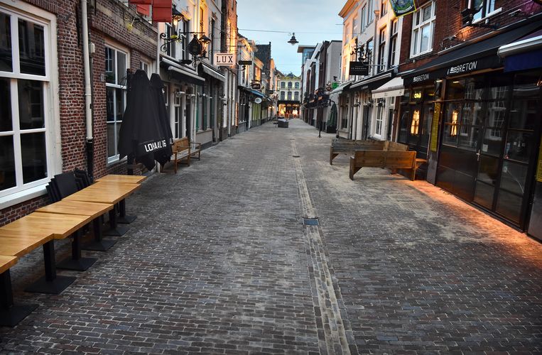 De Korte Putstraat in Den Bosch, 19 maart, in de eerste week van de sluiting van de horeca.  Beeld Marcel van den Bergh / de Volkskrant