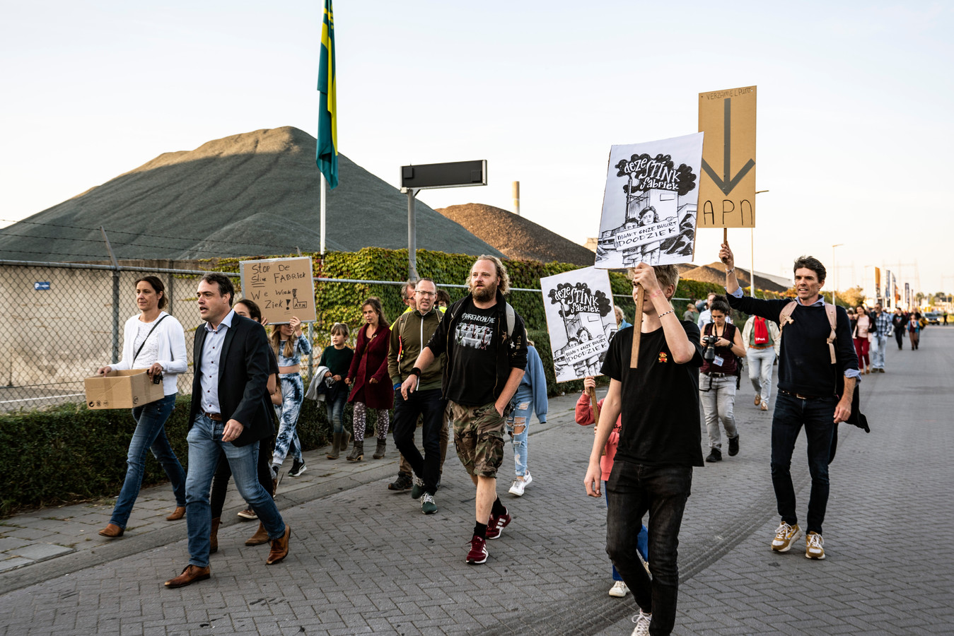 Buurtbewoners protesteren tegen het openhouden van de Nijmeegse asfaltcentrale.