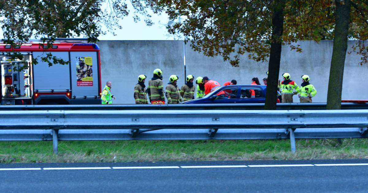 Snelweg A59 dicht tussen Oss en Nuland na ongeval, meerdere hulpdiensten uitgerukt.