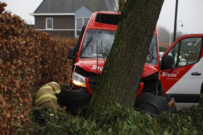 De buurtbus raakte van de weg en botste tegen een boom in Ledeacker.