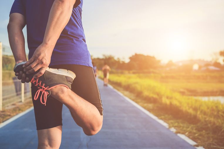 Op internet zijn allerlei ervaringsverhalen te vinden van mensen die de marathon (42,2 kilometer) liepen zonder training en ook nog in een respectabele tijd. Sommigen laten het klinken als een eitje, anderen geven toe dat ze door ademhalingsproblemen, kramp of gevoelloze benen heen moesten rennen. Uiteindelijk strompelden ze wel de finishlijn over, dus ja, het kan. Maar moet je het ook willen?