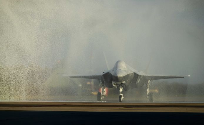 De F-35 die gisteren landde op vliegbasis Leeuwarden kreeg tijdens het feestelijke onthaal geen douche met water, maar met blusschuim. Een inspectie moet nu duidelijk maken wat dat betekent voor het vliegtuig.