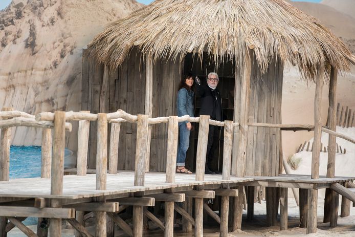 Karl Lagerfeld en zijn rechterhand Virginie Viard keken toe vanop een houten stijger.