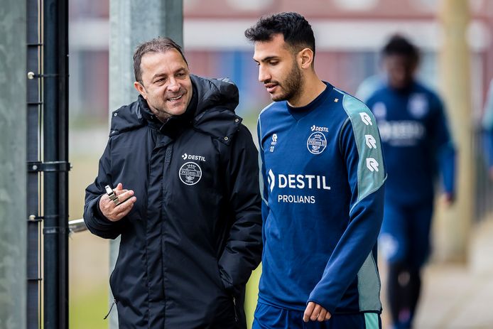 Zeljko Petrovic op weg naar het trainingsveld in gesprek met clubtopscorer Vangelis Pavlidis.
