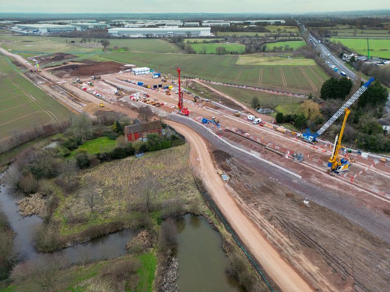 Een luchtfoto van een bouwplaats voor High Speed 2 in de buurt van het Engelse Lichfield.  Beeld Getty Images