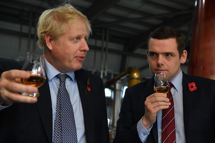 De opgestapte Douglas Ross (rechts) eind vorig jaar naast premier Boris Johnson.