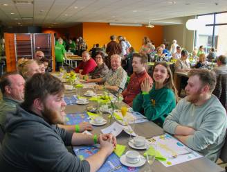 Meer dan 300 eters schuiven voetjes onder tafel voor lenteontbijt