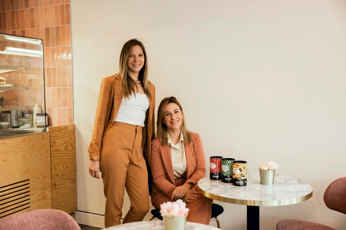 Vicky Ceulemans (links) nam afscheid van haar  zaak ‘Puur' om samen met Doortje Mazza (rechts) van kledingwinkel ‘Ravie’ een nieuw merk uit de grond te stampen. “Mijn ouders vinden het altijd spannend als ik met een nieuw idee afkom”, lacht Vicky.