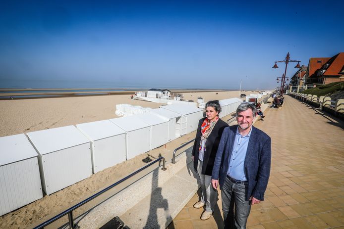 Schepen Christine Beirens en burgemeester Wilfried Vandaele bij de strandcabines.