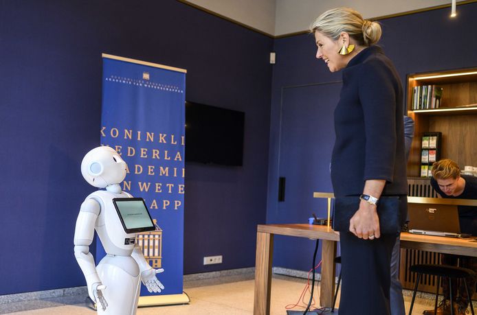 Koningin Maxima en robot Leonali.