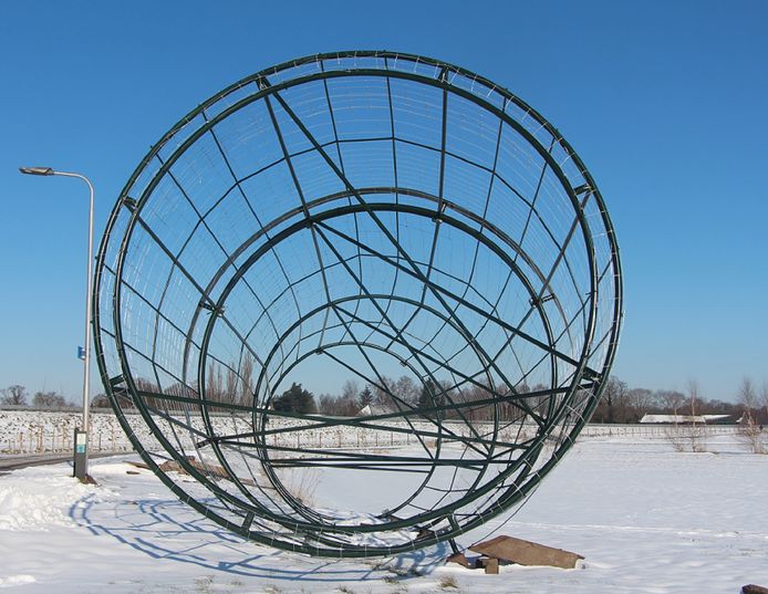 Materiaal voor de radiotelescoop ligt gereed voor de constructie, komende week.