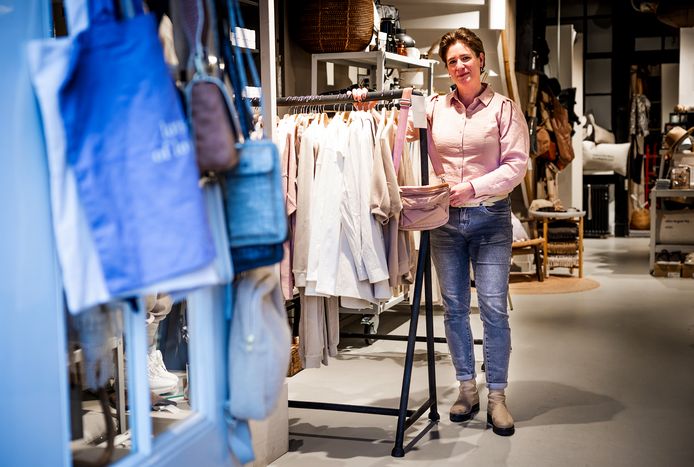 Miranda Sluimers in haar winkel NO.28.