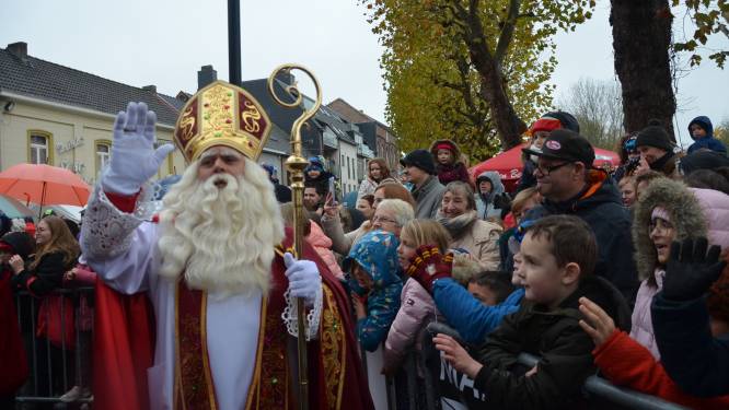 Kinderen geven Sinterklaas een warm welkom ondanks regenweer