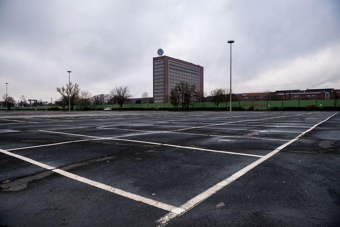 Lege parkeerplaatsen voor de hoofdzetel van Volkswagen in Wolfsburg.