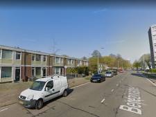 Woning in Overvecht van voor- en achterkant beschoten terwijl moeder en kinderen op bed liggen