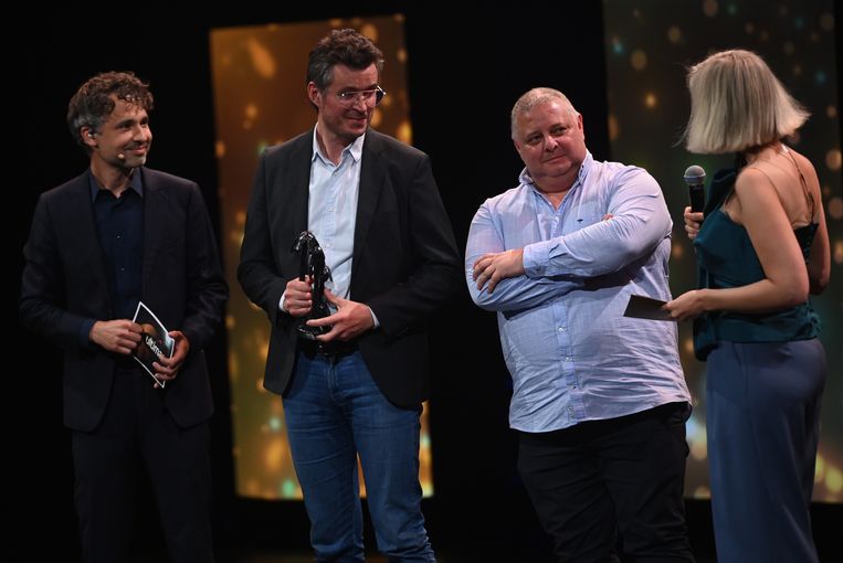 De reeks is gemaakt door regisseur Mark Sanders en journalisten Jakobien Huisman en Alain Grootaers, drie felle tegenstanders van het coronabeleid en de coronavaccins.  Beeld BELGA