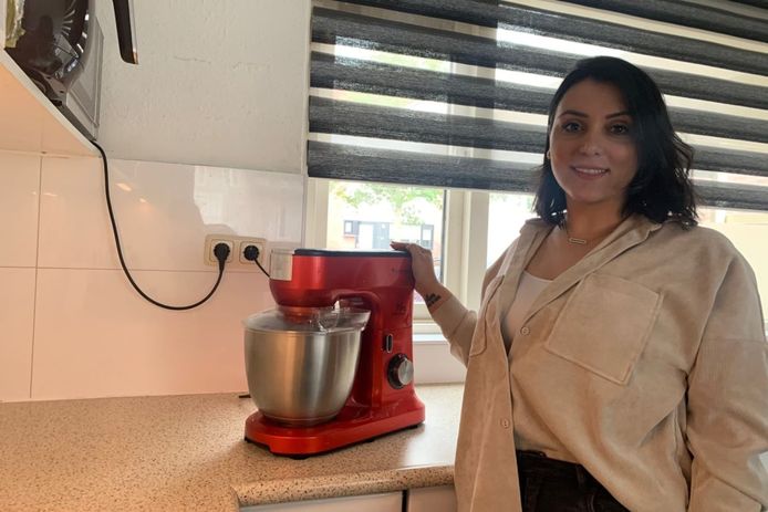 Nosheek (Noosh) Wartanyan met de mixer in haar keuken.