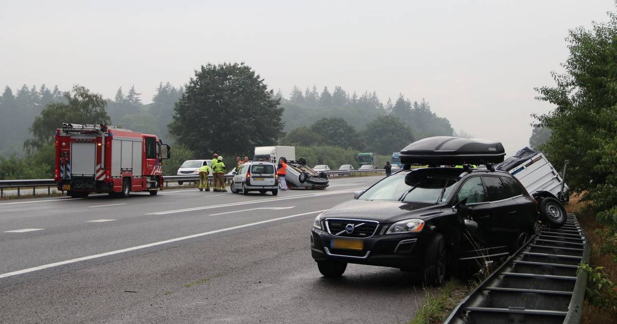 Auto's botsen op A1 bij Ugchelen: auto op de kop, weg weer vrij - Tubantia