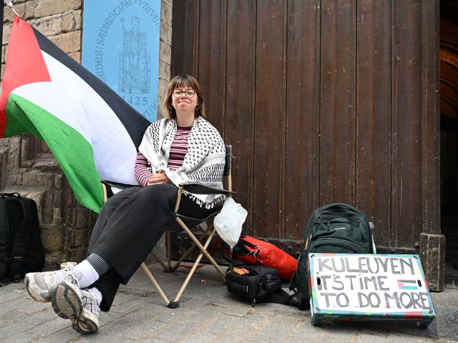 Hanna (19) protesteert al sinds vorige week op haar kampeerstoel tegen Israëlische samenwerking KU Leuven: “‘Hamashoer’, noemden ze mij” 