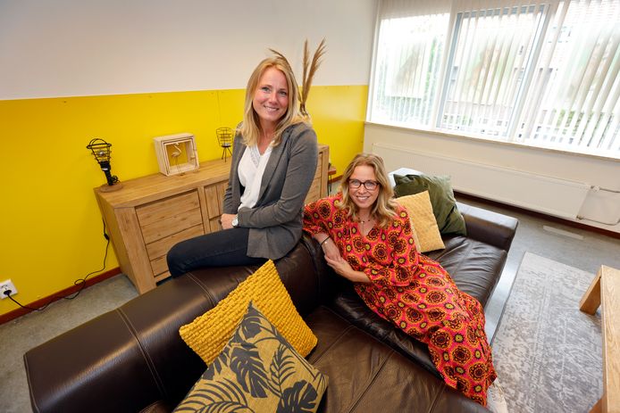 Monique van der Wilde (links) en Jolanda Schoenmakers van JMVR Zorgt in hun huiskamer.