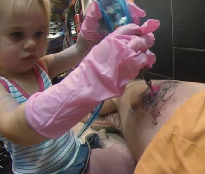 À neuf ans, l'Allemande Maya Lu est la plus jeune artiste professionnelle au monde. Mais elle a commencé à tatouer à deux ans à peine.