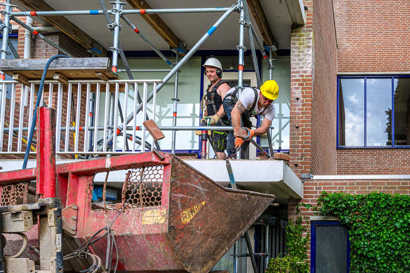 Eerst afzagen en dan kunnen de nieuwe balkons worden aangebracht aan de flat Luitenant Looymanshof in Oudenbosch.