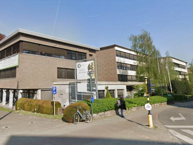 Man (31) klimt middelbare school binnen via het raam: “Ik wilde er gaan overnachten”