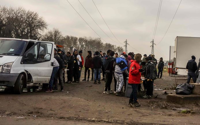 Vluchtelingen in de rij voor een voedselbedeling door een hulporganisatie, vorige week in Calais.