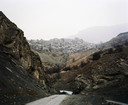 Tsoch, Dagestan, 2012. In de Kaukasus verbeeldt elk oud dorp de geschiedenis van de bergen: oorlog en controle. In het dorp waren alle huizen gebouwd als kleine forten: er stonden stenen muren omheen en kleine, benauwde steegjes verbonden de huizen met elkaar. De vijand stond voor de bijna onmogelijke opgave in elk huis een nieuw garnizoen aan mannen en vrouwen neer te slaan.