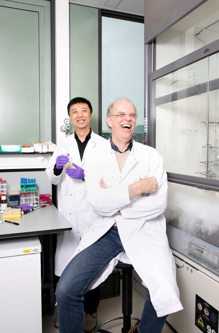 Celbioloog Baoxu Pang en chemicus Sjaak Neefjes in het Leids Universitair Medisch Centrum. Beeld Judith Jockel