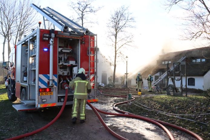 In een rietgedekte woonboerderij in Kallenkote is zondagmorgen brand uitgebroken. Brandweerkorpsen uit de wijde omgeving zijn ter plaatse gekomen, maar de boerderij is niet meer te redden.