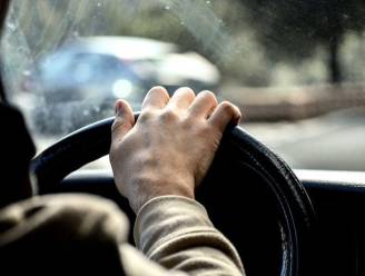 Werknemer (19) zonder rijbewijs veroorzaakt ongeval met auto van baas: “Niet de slimste zet”