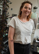 Roos Goorman liet een hommel op haar arm tatoeëren.