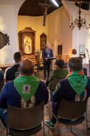 Burgemeester Theo Weterings voert het woord bij de coronaherdenking in de Hasseltse kapel.