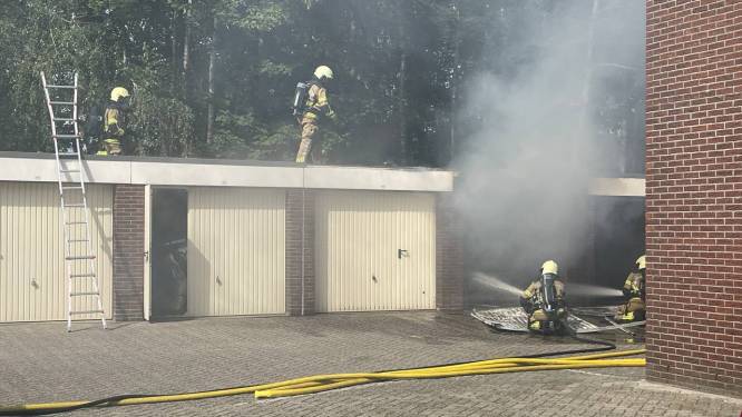 Brand in garagebox in Nijverdal, veel rook in omgeving