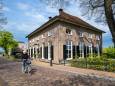 Als de kroeg tevens gemeentehuis is, dan vraag je toch de kastelein als getuige voor je huwelijk? 