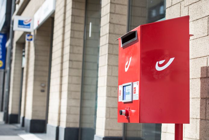 Bpost zet mes in rode brievenbussen | Niel | hln.be