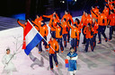 Jan Smeekens draagt de Nederlandse vlag bij de openingsceremonie