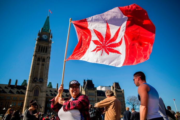 Een vrouw viert de onofficiële feestdag Nationale Dag van de Marihuana in Canada in 2016.