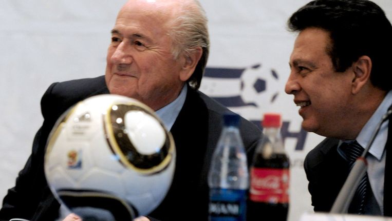 Sepp Blatter en Alfredo Hawit van de voetbalbond van Honduras. Beeld AFP