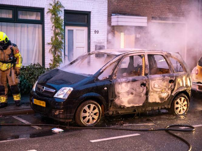 Auto brandt uit in Roosendaal, vermoedelijk brandstichting