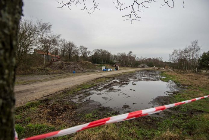 In de vaten zat een onbekende vloeistof, wellicht afkomstig van een drugslabo. Ook de bodem is licht verontreinigd.