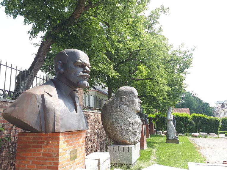 Lenin en andere communistische kopstukken in de paleistuin in het Poolse Kozlowka. Beeld Ekke Overbeek