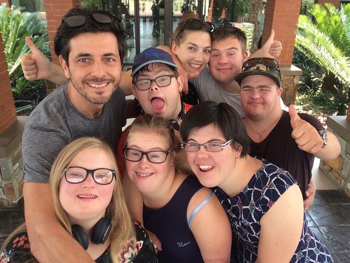 Saar Pelgrims Trok In Down The Road Mee Als Begeleidster Van De Jongeren Met Down Hoe Zij Hun Emoties Uiten Dat Kan Echt Erg Intens Zijn Tv Hln Be