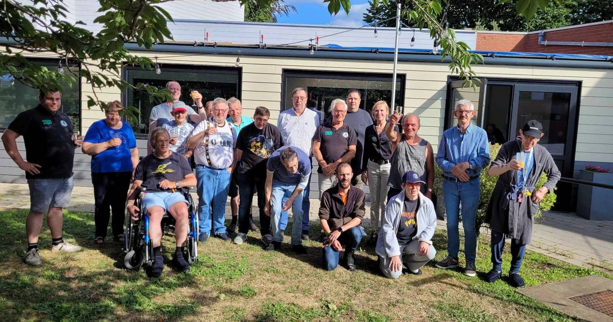 Green Army bakt pannenkoeken voor Huize Kattebeek | Deinze | hln.be
